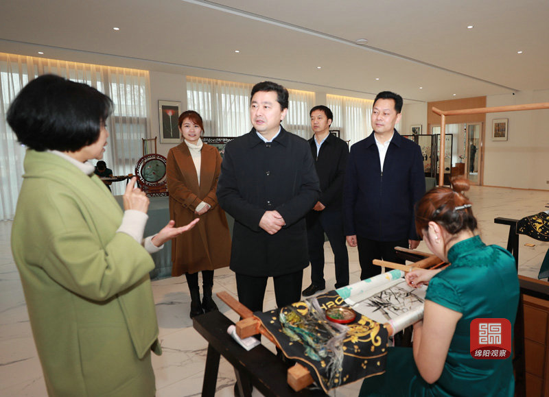 2021年2月27日 羅增斌在蠶桑現代農業園調研（記者 賴杰 攝）.JPG