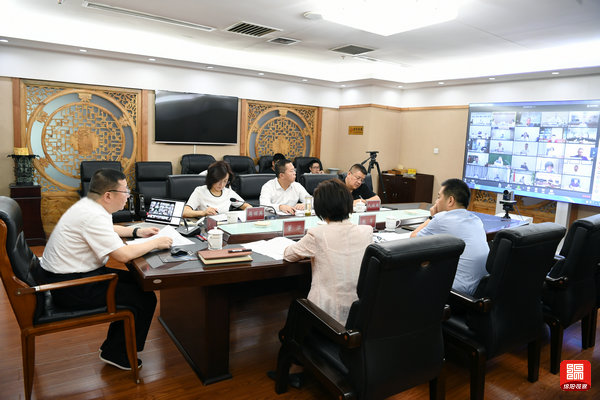 2021年8月26日，元方主持召開(kāi)全市疫苗接種工作會(huì)議  張莉 攝.jpg